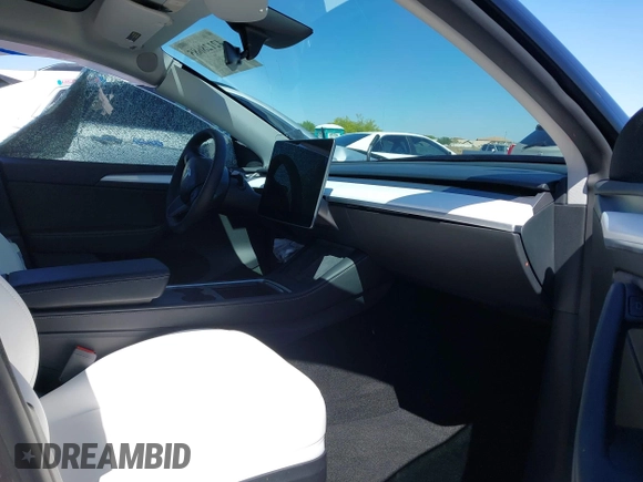 2024 Tesla Model Y Long Range z VIN 7SAYGDEE0RF128802, wystawiony jako IAAI lot #42128685 z przebiegiem 15 713 mil mil oraz . Historia ofert i sprzedaży dostępna na DreamBid. Obrazek 5.
