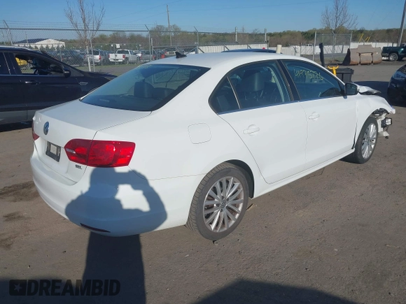 2014 Volkswagen Jetta SEL z VIN 3VWL17AJ8EM336569, wystawiony jako IAAI lot #41975776 z przebiegiem 134 967 mil mil oraz . Historia ofert i sprzedaży dostępna na DreamBid. Obrazek 4.