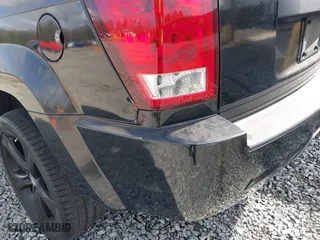 2005 Jeep Grand Cherokee Laredo with VIN 1J4GS48K05C511231, listed as a IAAI auction lot 41737924 with 179,411 mi miles. Bid and sale history available at carsss.com. Image 6.