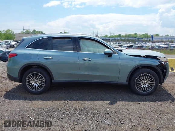 2025 Mercedes-Benz GLC 300 z VIN W1NKM4HB7SF357792, wystawiony jako IAAI lot #42177374 z przebiegiem 982 mil mil oraz . Historia ofert i sprzedaży dostępna na DreamBid. Obrazek 13.
