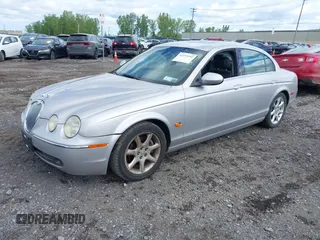 2005 Jaguar S-Type z VIN SAJWA01U55HN25445, wystawiony jako IAAI lot #42273192 z przebiegiem 104 609 mil mil oraz . Historia ofert i sprzedaży dostępna na DreamBid. Obrazek 2.
