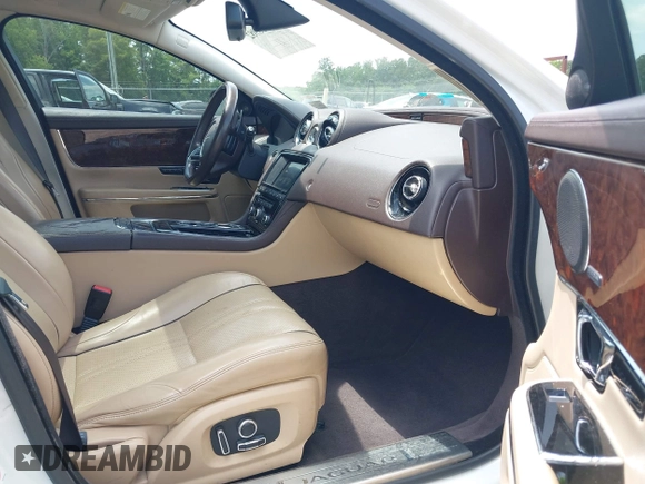 2016 Jaguar XJ R-Sport z VIN SAJWJ1CD6G8V95512, wystawiony jako IAAI lot #42428982 z przebiegiem 128 668 mil mil oraz . Historia ofert i sprzedaży dostępna na DreamBid. Obrazek 5.