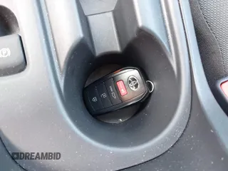 2025 Toyota Corolla LE z VIN 5YFB4MDE0SP241530, wystawiony jako IAAI lot #42175543 z przebiegiem 3222 mil mil oraz . Historia ofert i sprzedaży dostępna na DreamBid. Obrazek 11.