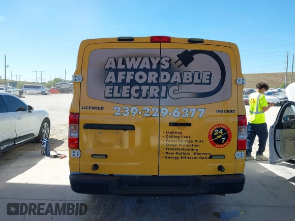 2017 Nissan NV Cargo S z VIN 1N6BF0KM7HN808851, wystawiony jako IAAI lot #41853575 z przebiegiem 93 893 mil mil oraz . Historia ofert i sprzedaży dostępna na DreamBid. Obrazek 16.