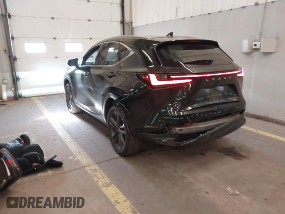 2022 Lexus NX 450h+ Luxury z VIN JTJHKCFZ7N2003572, wystawiony jako IAAI lot #42101154 z przebiegiem 34 455 mil mil oraz . Historia ofert i sprzedaży dostępna na DreamBid. Obrazek 3.