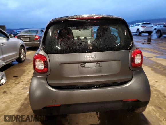 2019 Smart fortwo Pure z VIN WMEFJ9BA2KK396037, wystawiony jako Copart lot #83991904 z przebiegiem 32 137 mil mil oraz Szkody całkowita. Historia ofert i sprzedaży dostępna na DreamBid. Obrazek 6.