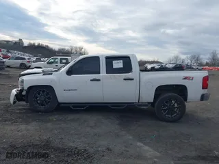 2010 Chevrolet Silverado 1500 LT with VIN 3GCRKSE30AG220347, listed as a IAAI auction lot 41646699 with 142,453 mi miles. Bid and sale history available at carsss.com. Image 14.