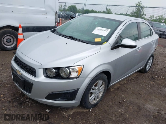 2014 Chevrolet Sonic LT z VIN 1G1JC5SH7E4131057, wystawiony jako IAAI lot #42468937 z przebiegiem 33 958 mil mil oraz . Historia ofert i sprzedaży dostępna na DreamBid. Obrazek 2.