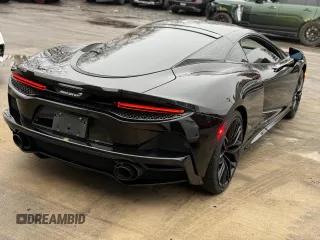 2023 McLaren GT z VIN SBM22GCA3PW002548, wystawiony jako Copart lot #52157855 z przebiegiem 779 mil mil oraz Szkody całkowita. Historia ofert i sprzedaży dostępna na DreamBid. Obrazek 9.