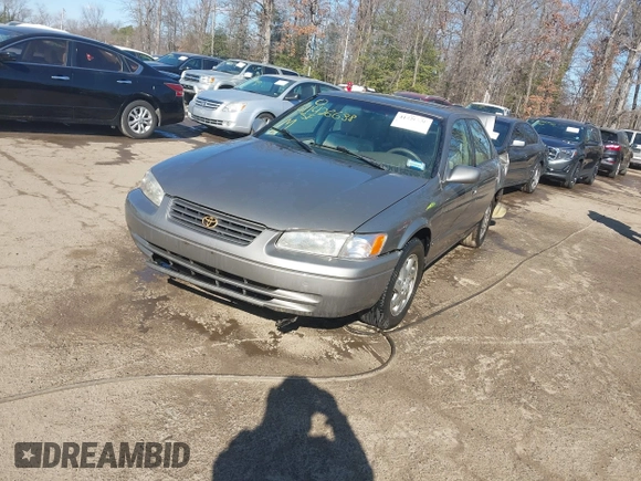 1998 Toyota Camry LE z VIN 4T1BF28K4WU051992, wystawiony jako IAAI lot #41426638 z przebiegiem 166 763 mil mil oraz . Historia ofert i sprzedaży dostępna na DreamBid. Obrazek 2.