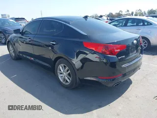 2013 Kia Optima LX z VIN 5XXGM4A75DG239179, wystawiony jako IAAI lot #41831088 z przebiegiem 128 411 mil mil oraz . Historia ofert i sprzedaży dostępna na DreamBid. Obrazek 3.