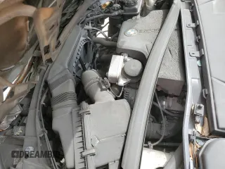 2015 BMW X1 xDrive28i z VIN WBAVL1C5XFVY32741, wystawiony jako Copart lot #70323344 z przebiegiem Nie podano mil oraz Szkoda całkowita • Salvage title. Historia ofert i sprzedaży dostępna na DreamBid. Obrazek 11.