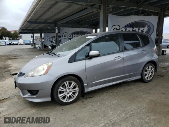 2009 Honda Fit Sport z VIN JHMGE884X9C002533, wystawiony jako Copart lot #62222155 z przebiegiem 133 148 mil mil oraz Czysty tytuł • Clean title. Historia ofert i sprzedaży dostępna na DreamBid. Obrazek 1.