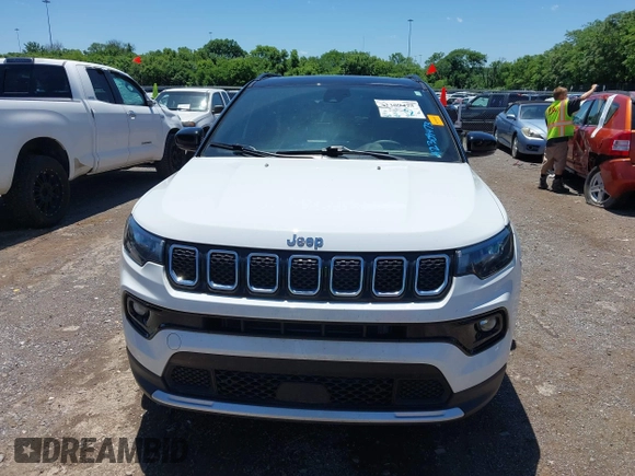 2023 Jeep Compass (RED) Edition z VIN 3C4NJDCN7PT555428, wystawiony jako IAAI lot #42309473 z przebiegiem 46 046 mil mil oraz . Historia ofert i sprzedaży dostępna na DreamBid. Obrazek 6.