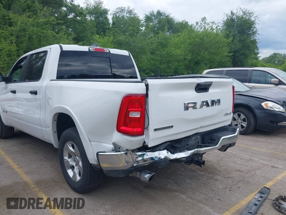 2025 Ram 1500 Big Horn z VIN 1C6SRFFP4SN562194, wystawiony jako IAAI lot #42213184 z przebiegiem 25 704 mil mil oraz . Historia ofert i sprzedaży dostępna na DreamBid. Obrazek 6.
