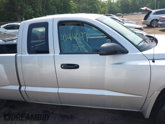 2009 Dodge Dakota ST with VIN 1D7HE22K89S739039, listed as a IAAI auction lot 42414097 with 232,619 mi miles and . Bid and sale history available at DreamBid. Image 12.