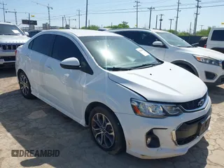 2020 Chevrolet Sonic LT z VIN 1G1JD5SB0L4126918, wystawiony jako IAAI lot #42002951 z przebiegiem 108 767 mil mil oraz . Historia ofert i sprzedaży dostępna na DreamBid. Obrazek 1.