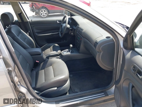 2004 Volkswagen Passat GLS z VIN WVWPD63BX4P205115, wystawiony jako IAAI lot #42039738 z przebiegiem 195 817 mil mil oraz . Historia ofert i sprzedaży dostępna na DreamBid. Obrazek 5.