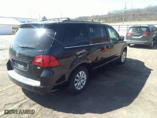 2014 Volkswagen Routan SE w/RSE & Navigation with VIN 2C4RVABG3ER134698, listed as a IAAI auction lot 41796736 with 110,282 mi miles. Bid and sale history available at carsss.com. Image 4.