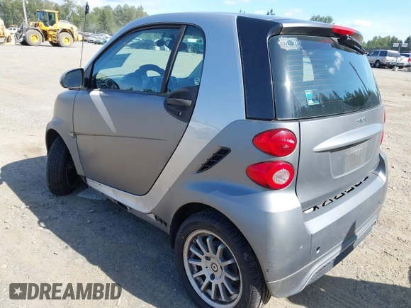 2013 Smart fortwo Pure с VIN WMEEJ3BA5DK622812, выставлен на аукционе IAAI как лот 42356026 с пробегом 64 983 миль миль и . История ставок и продаж доступна на DreamBid. Изображение 3.