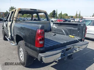 2005 Chevrolet Silverado 1500 LS z VIN 2GCEC13T051219853, wystawiony jako IAAI lot #41124114 z przebiegiem Nie podano mil oraz . Historia ofert i sprzedaży dostępna na DreamBid. Obrazek 3.