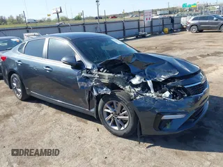 2020 Kia Optima LX z VIN 5XXGT4L30LG441133, wystawiony jako IAAI lot #42003464 z przebiegiem 104 126 mil mil oraz . Historia ofert i sprzedaży dostępna na DreamBid. Obrazek 1.