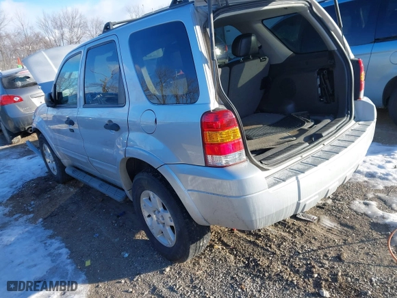 2007 Ford Escape XLT with VIN 1FMCU03127KA61978, listed as a IAAI auction lot 41371360 with 179,025 mi miles. Bid and sale history available at carsss.com. Image 3.