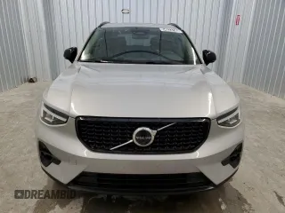 2025 Volvo XC40 Plus Dark Theme z VIN YV4L12UC2S2511031, wystawiony jako Copart lot #54923745 z przebiegiem 7955 mil mil oraz Szkody całkowita. Historia ofert i sprzedaży dostępna na DreamBid. Obrazek 5.