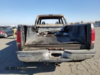 2000 Ford F-350 XL z VIN 1FTWW33F3YED40123, wystawiony jako Copart lot #79572484 z przebiegiem Nie podano mil oraz Nie do naprawy • Non repairable. Historia ofert i sprzedaży dostępna na DreamBid. Obrazek 6.