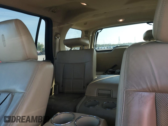 2010 Lincoln Navigator z VIN 5LMJJ2J58AEJ04689, wystawiony jako Copart lot #59013055 z przebiegiem 230 887 mil mil oraz Czysty tytuł • Clean title. Historia ofert i sprzedaży dostępna na DreamBid. Obrazek 10.