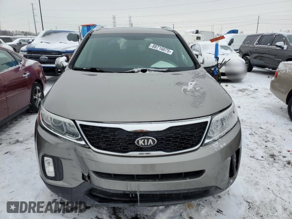 2014 Kia Sorento LX z VIN 5XYKT3A63EG470187, wystawiony jako Copart lot #88716075 z przebiegiem 111 478 mil mil oraz Szkoda całkowita • Salvage title. Historia ofert i sprzedaży dostępna na DreamBid. Obrazek 5.