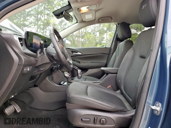2024 Buick Encore GX Sport Touring с VIN KL4AMDSL8RB002310, выставлен на аукционе Copart как лот 60415925 с пробегом 8 828 миль миль и Чистый • Clean title. История ставок и продаж доступна на DreamBid. Изображение 7.