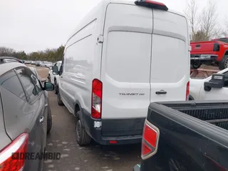 2022 Ford Transit Cargo z VIN 1FTBR1X84NKA82407, wystawiony jako IAAI lot #41503201 z przebiegiem 53 194 mil mil oraz . Historia ofert i sprzedaży dostępna na DreamBid. Obrazek 3.