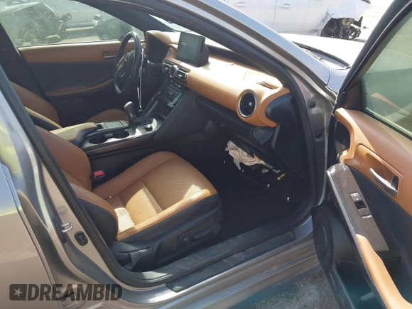 2021 Lexus IS 300 z VIN JTHAA1D26M5112909, wystawiony jako IAAI lot #42062204 z przebiegiem 44 882 mil mil oraz . Historia ofert i sprzedaży dostępna na DreamBid. Obrazek 5.
