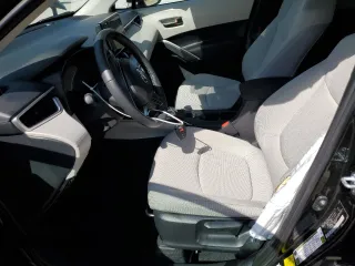 2024 Toyota Corolla Cross LE z VIN 7MUCAABG2RV103351, wystawiony jako Copart lot #53272015 z przebiegiem 24 743 mil mil oraz Szkoda całkowita • Salvage title. Historia ofert i sprzedaży dostępna na DreamBid. Obrazek 7.
