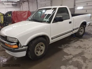 2000 Chevrolet S-10 LS with VIN 1GCCS144XYK137103, listed as a IAAI auction lot 41391321 with 128,146 mi miles. Bid and sale history available at carsss.com. Image 2.