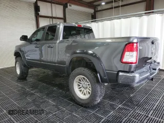 2019 Ram 1500 Tradesman z VIN 1C6RRECTXKN667039, wystawiony jako Copart lot #55602495 z przebiegiem 101 702 mil mil oraz Szkoda całkowita • Salvage title. Historia ofert i sprzedaży dostępna na DreamBid. Obrazek 2.