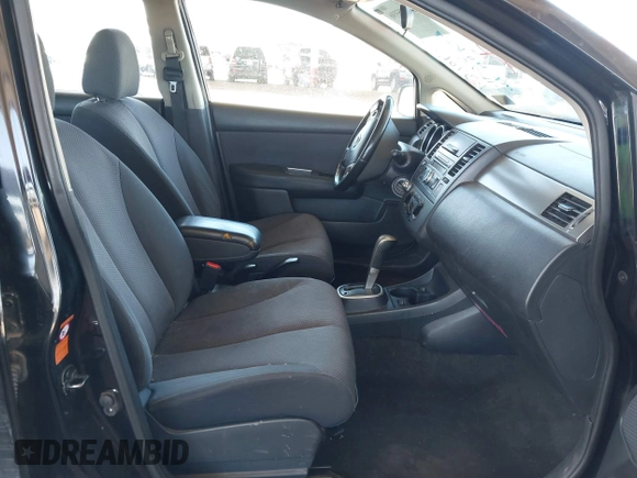 2009 Nissan Versa S z VIN 3N1BC13E59L370697, wystawiony jako IAAI lot #42295996 z przebiegiem 212 861 mil mil oraz . Historia ofert i sprzedaży dostępna na DreamBid. Obrazek 5.