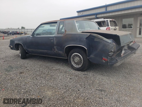 1983 Oldsmobile Cutlass Supreme z VIN 1G3AR47A1DM520447, wystawiony jako Copart lot #58216235 z przebiegiem 88 361 mil mil oraz Szkoda całkowita • Salvage title. Historia ofert i sprzedaży dostępna na DreamBid. Obrazek 2.