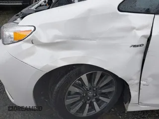 2018 Toyota Sienna XLE with VIN 5TDDZ3DC0JS201425, listed as a IAAI auction lot 42001590 with 49,772 mi miles. Bid and sale history available at carsss.com. Image 19.