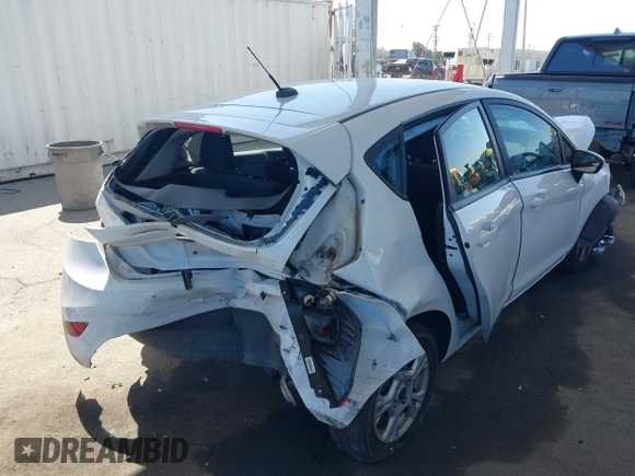 2014 Ford Fiesta SE z VIN 3FADP4EJ4EM117919, wystawiony jako IAAI lot #42262361 z przebiegiem 121 141 mil mil oraz . Historia ofert i sprzedaży dostępna na DreamBid. Obrazek 4.