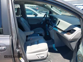 2017 Toyota Sienna XLE Auto Access Seat с VIN 5TDYZ3DC2HS771745, выставлен на аукционе IAAI как лот 42314111 с пробегом 81 236 миль миль и . История ставок и продаж доступна на DreamBid. Изображение 5.