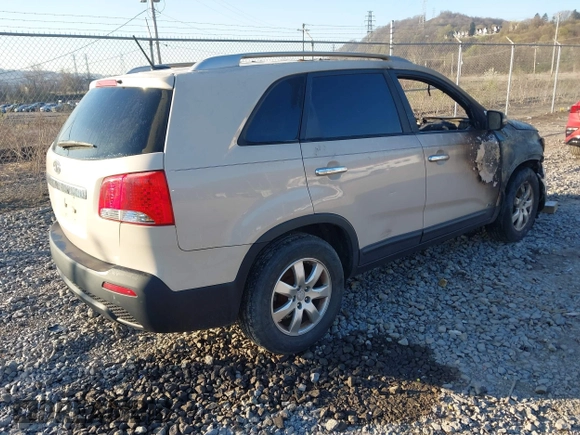 2011 Kia Sorento LX with VIN 5XYKTDA13BG065758, listed as a IAAI auction lot 41995416 with 121,500 mi miles and . Bid and sale history available at carsss.com. Image 4.