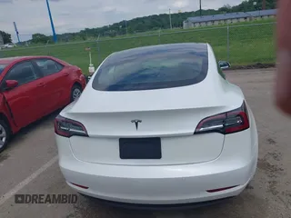 2020 Tesla Model 3 Standard Range Plus z VIN 5YJ3E1EA9LF598682, wystawiony jako IAAI lot #42247434 z przebiegiem 28 835 mil mil oraz . Historia ofert i sprzedaży dostępna na DreamBid. Obrazek 16.