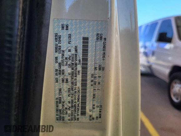2009 Ford Econoline Cargo z VIN 1FTNE24L39DA13631, wystawiony jako IAAI lot #42563186 z przebiegiem 140 603 mil mil oraz . Historia ofert i sprzedaży dostępna na DreamBid. Obrazek 4.