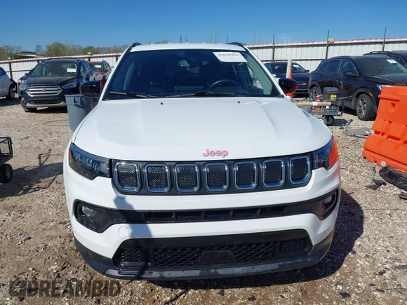 2022 Jeep Compass Latitude z VIN 3C4NJDBB2NT236443, wystawiony jako IAAI lot #42030411 z przebiegiem 57 223 mil mil oraz . Historia ofert i sprzedaży dostępna na DreamBid. Obrazek 12.