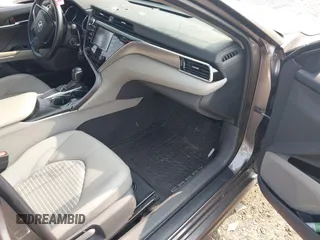 2018 Toyota Camry LE z VIN 4T1B11HK7JU033701, wystawiony jako IAAI lot #42417229 z przebiegiem 49 977 mil mil oraz . Historia ofert i sprzedaży dostępna na DreamBid. Obrazek 5.