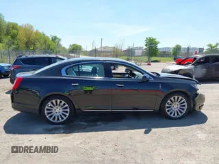 2013 Lincoln MKS z VIN 1LNHL9EK3DG617815, wystawiony jako IAAI lot #42239784 z przebiegiem 122 589 mil mil oraz . Historia ofert i sprzedaży dostępna na DreamBid. Obrazek 13.