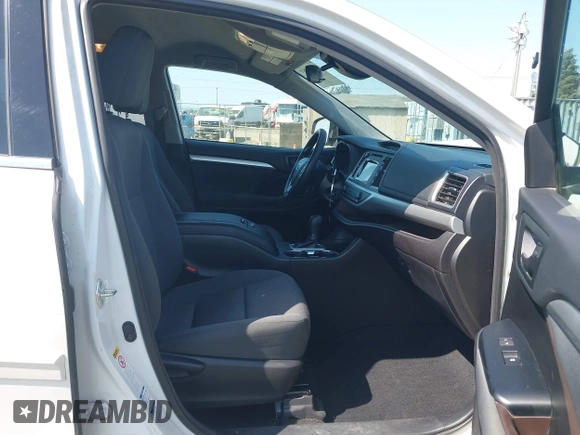2018 Toyota Highlander LE с VIN 5TDBZRFH4JS907963, выставлен на аукционе IAAI как лот 42160263 с пробегом 42 074 миль миль и . История ставок и продаж доступна на DreamBid. Изображение 5.