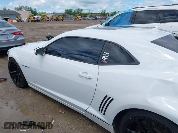2015 Chevrolet Camaro SS z VIN 2G1FJ1EW8F9105046, wystawiony jako IAAI lot #42306850 z przebiegiem 59 861 mil mil oraz . Historia ofert i sprzedaży dostępna na DreamBid. Obrazek 15.